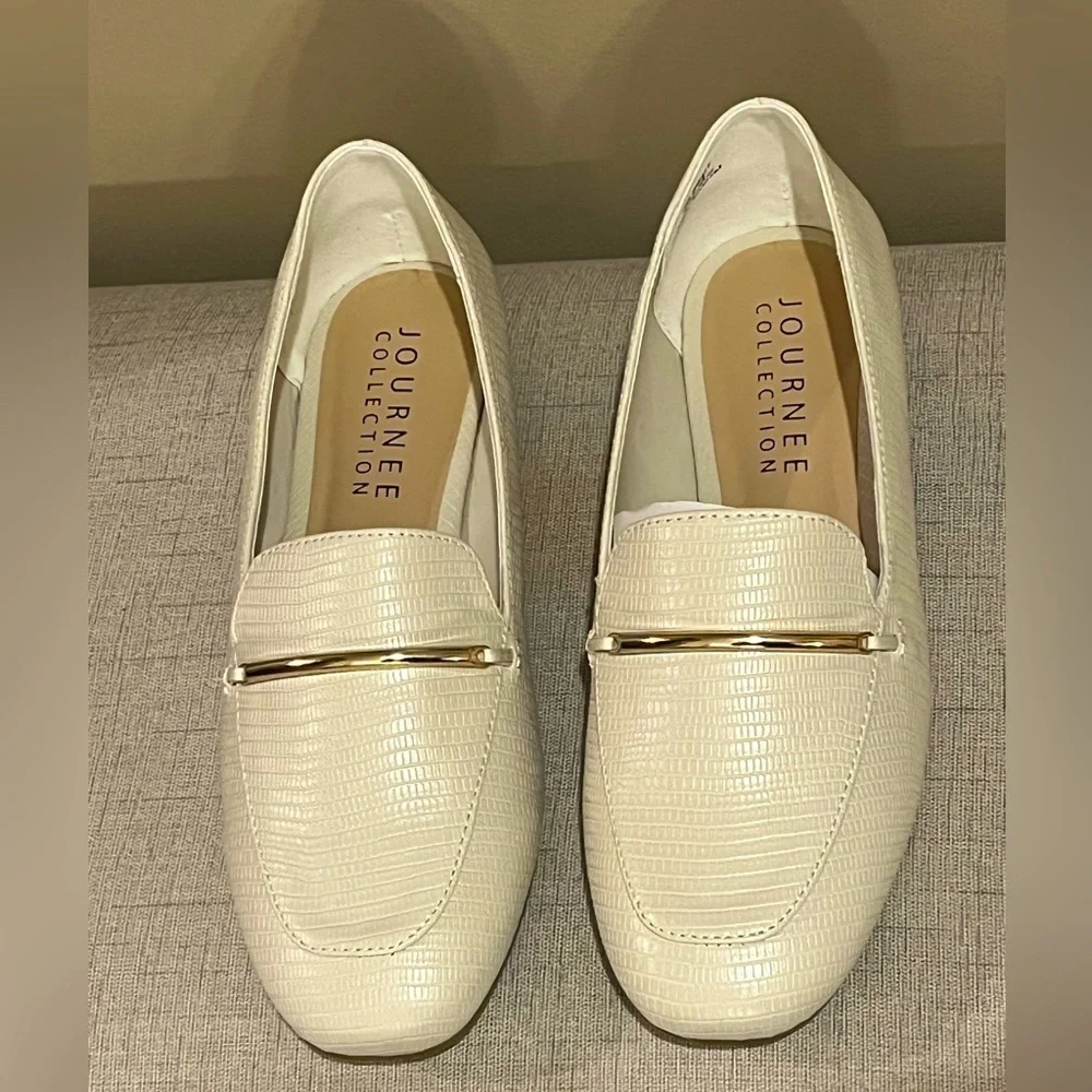 Like New Journee Wrenn Tru Comfort Off white Foam Loafers